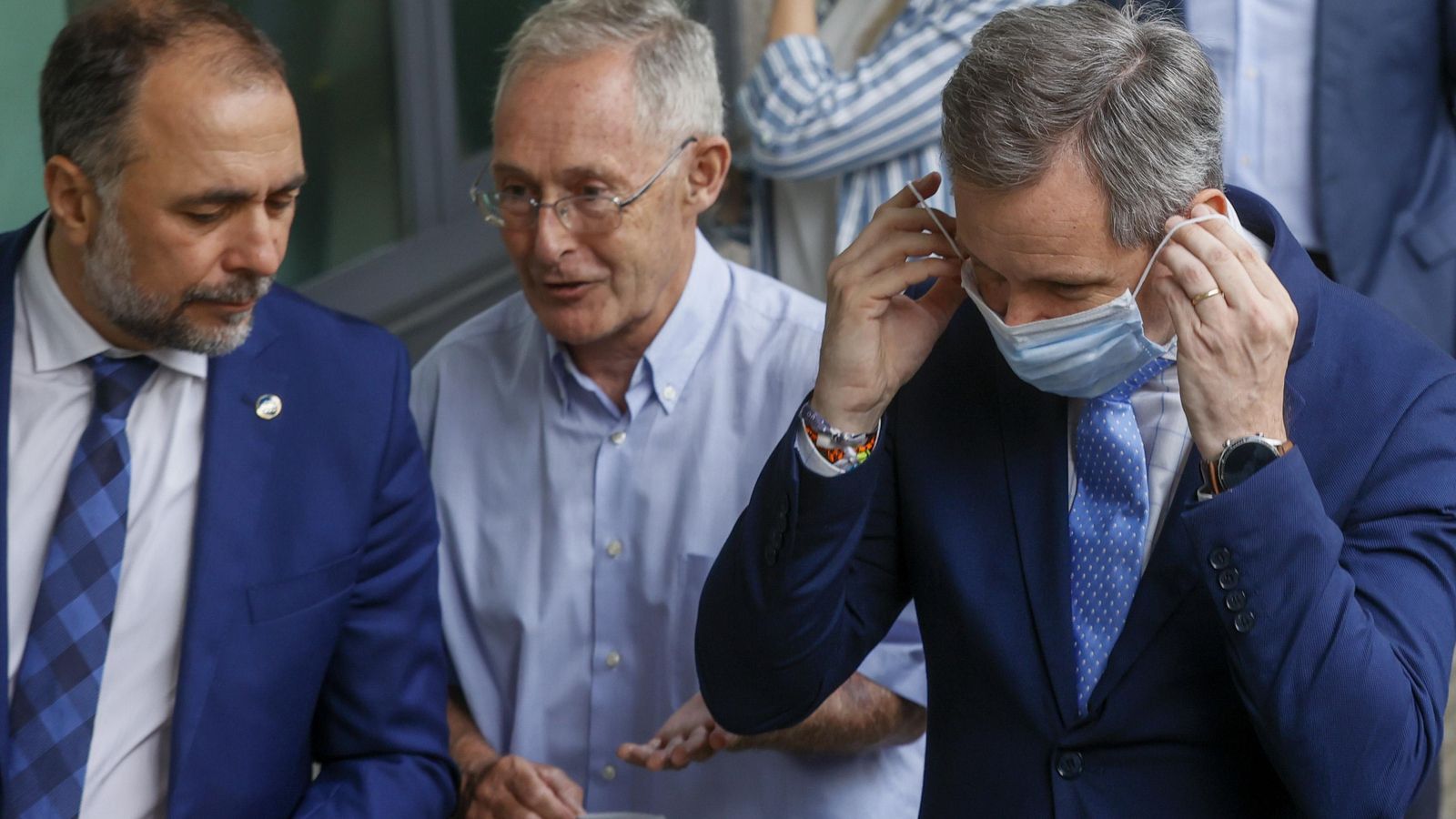 El ministre de Sanitat, José Miñones (dreta), amb màscara aquest dilluns a Santiago de Compostel·la