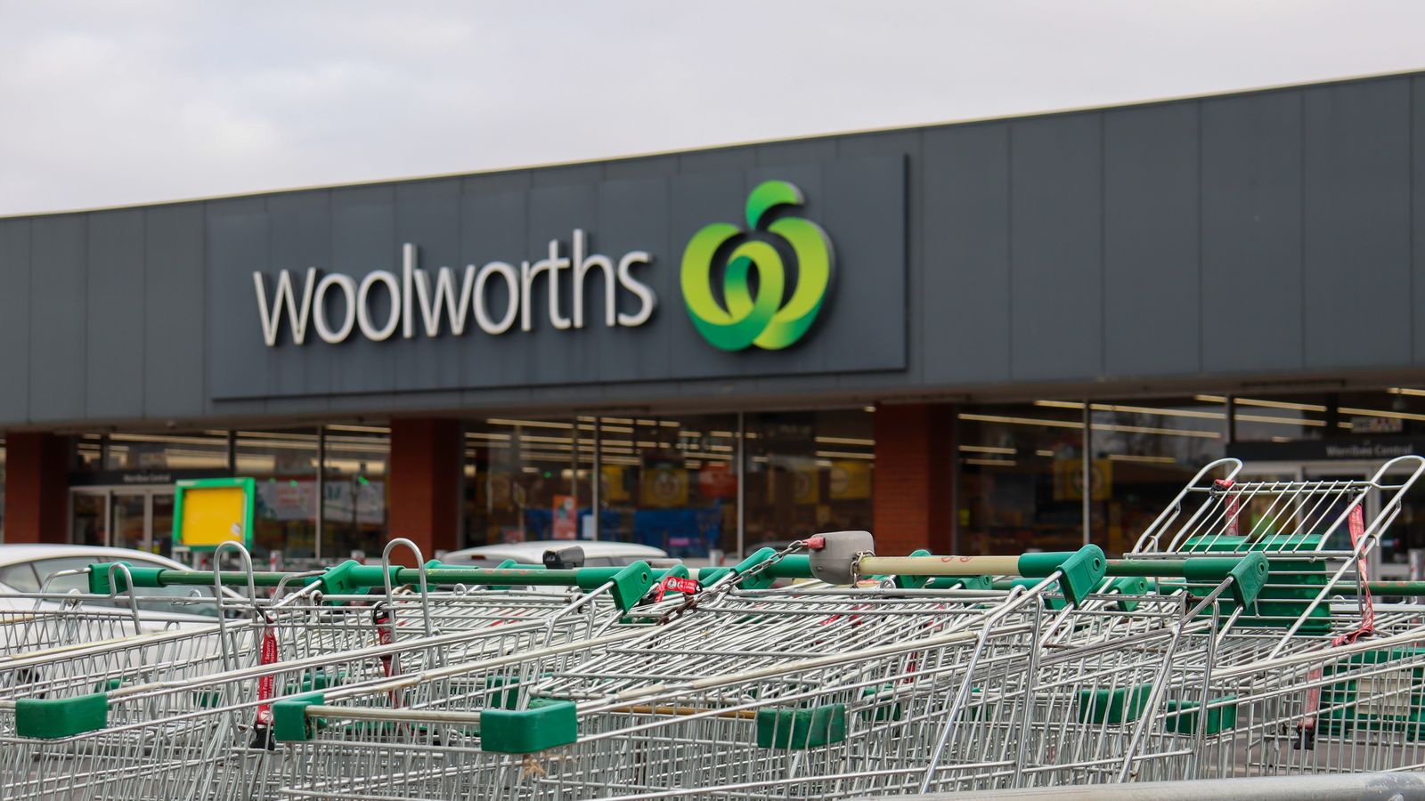 Façana d'un dels supermercats de la cadena australiana Woolworths