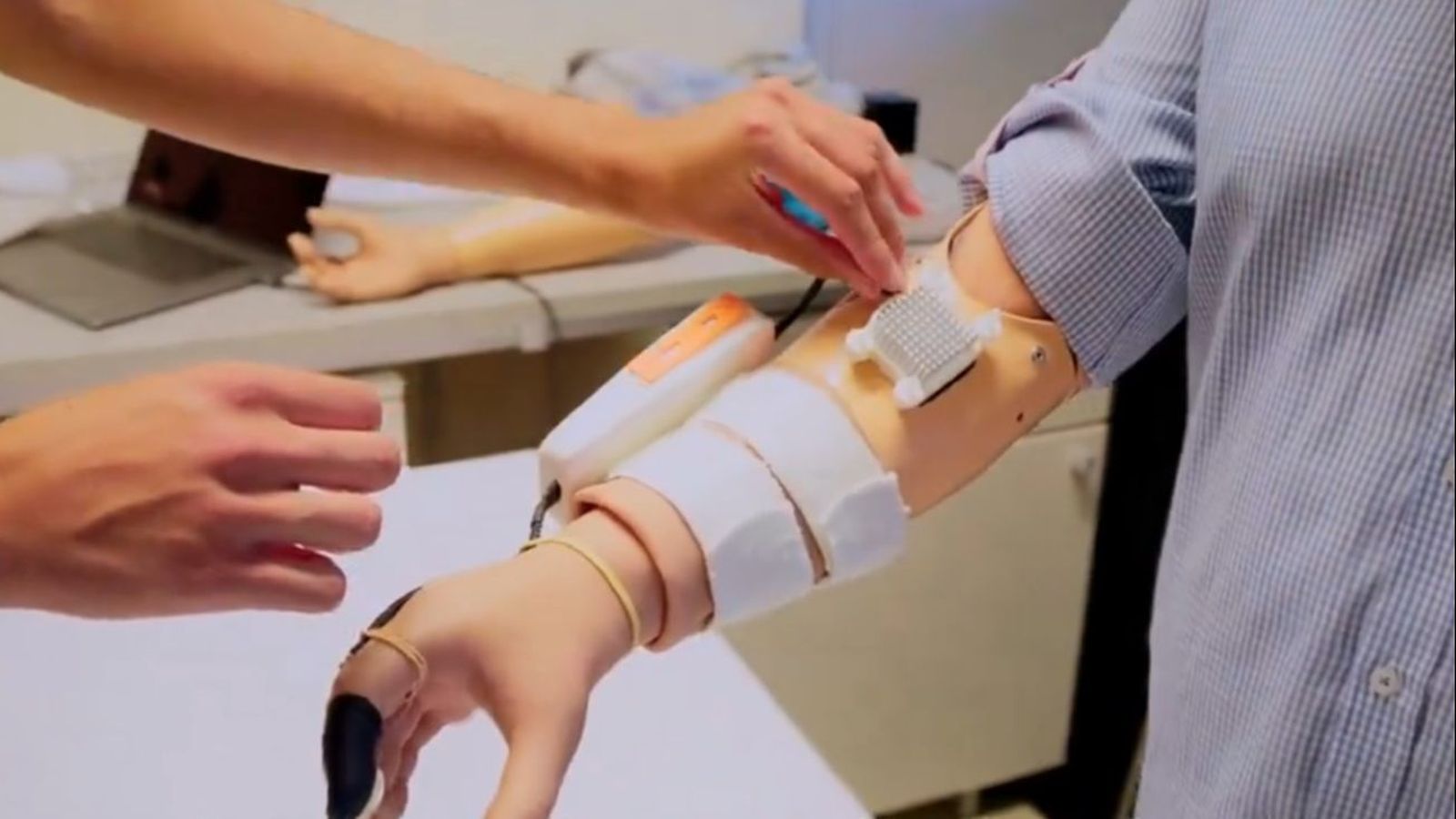 La pròtesi amb el dispositiu 'MiniTouch'