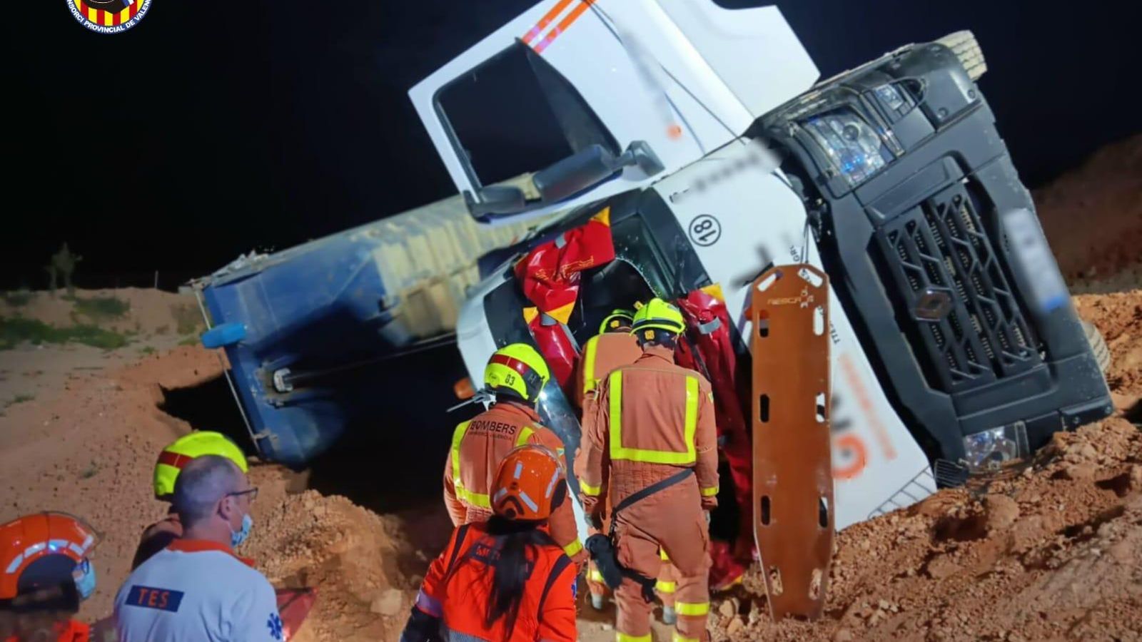 Els bombers han hagut d'excarcerar el conductor Accident camió Consorci de bombers de València