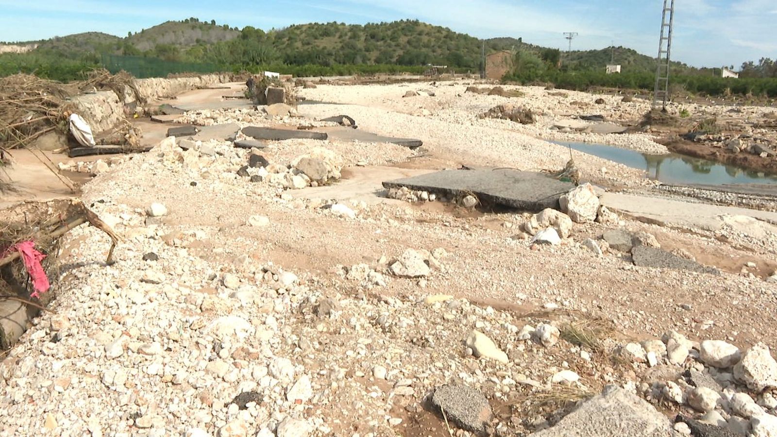 L'aigua de dana Adam va arrassar amb esta zona on hi havia abans un mur i un bancal de tarongers