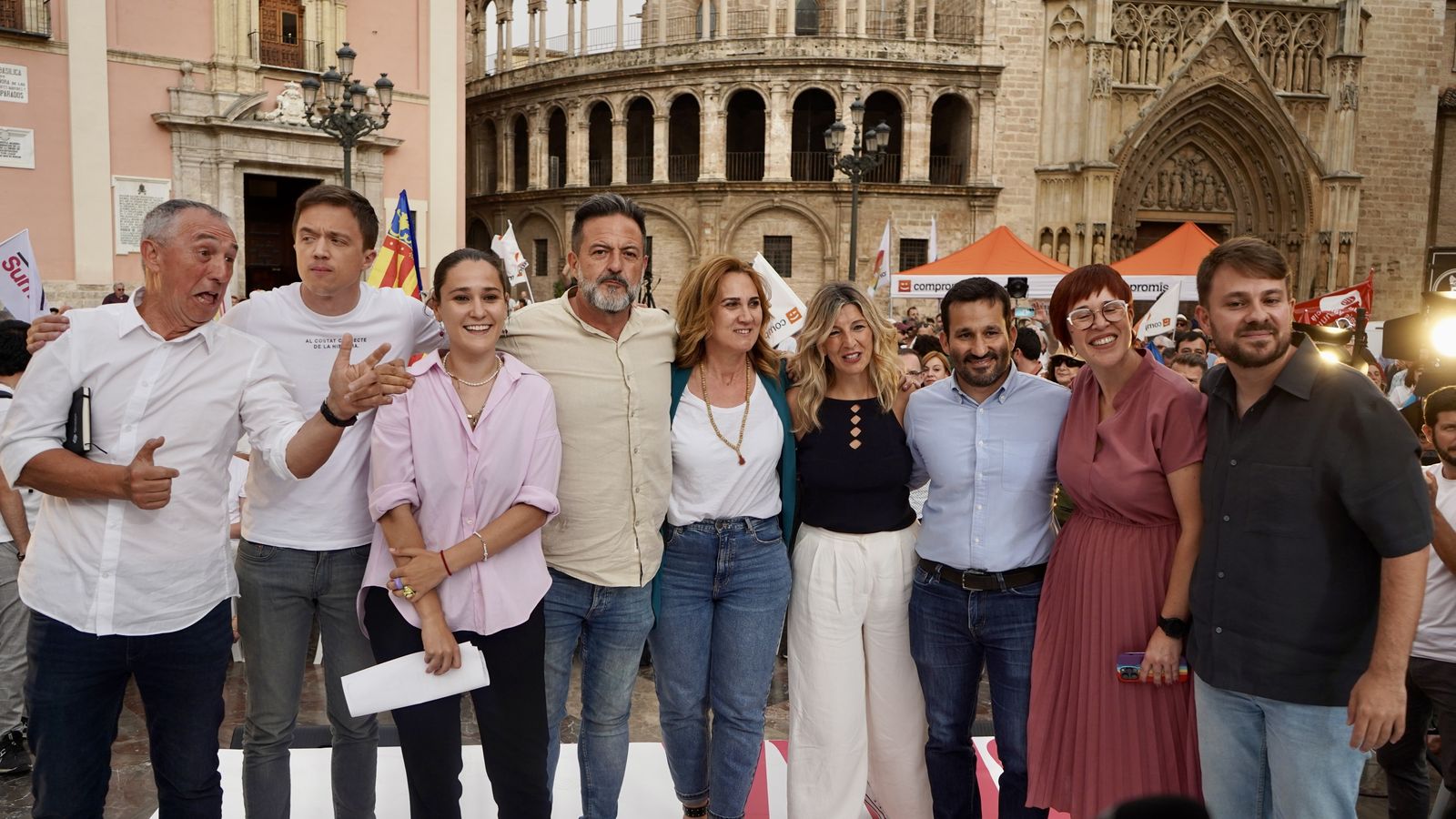 Díaz, al centre, acompanyada de candidats de Compromís-Sumar, este divendres