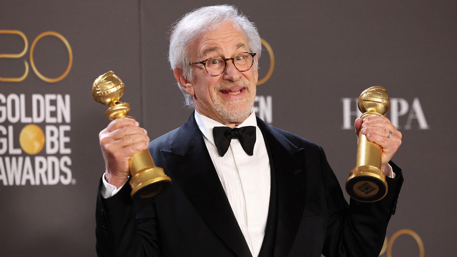 El director de cine Steven Spielberg posa amb els dos Globus d'Or