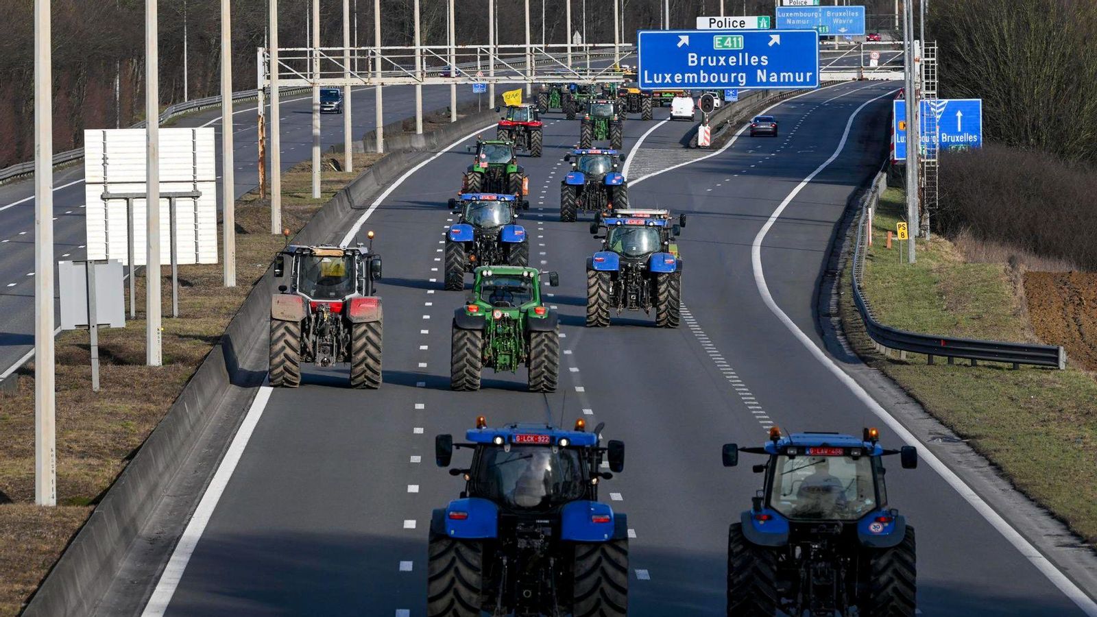 Diversos tractors bloquegen una carretera a Daussoulx, una ciutat prop de la frontera amb Bèlgica, aquest diumenge