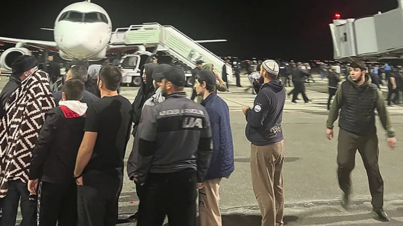 Una multitud s'ha llançat a la recerca d'israelians i jueus a l'aeroport de Makhatxkalà aeroport
