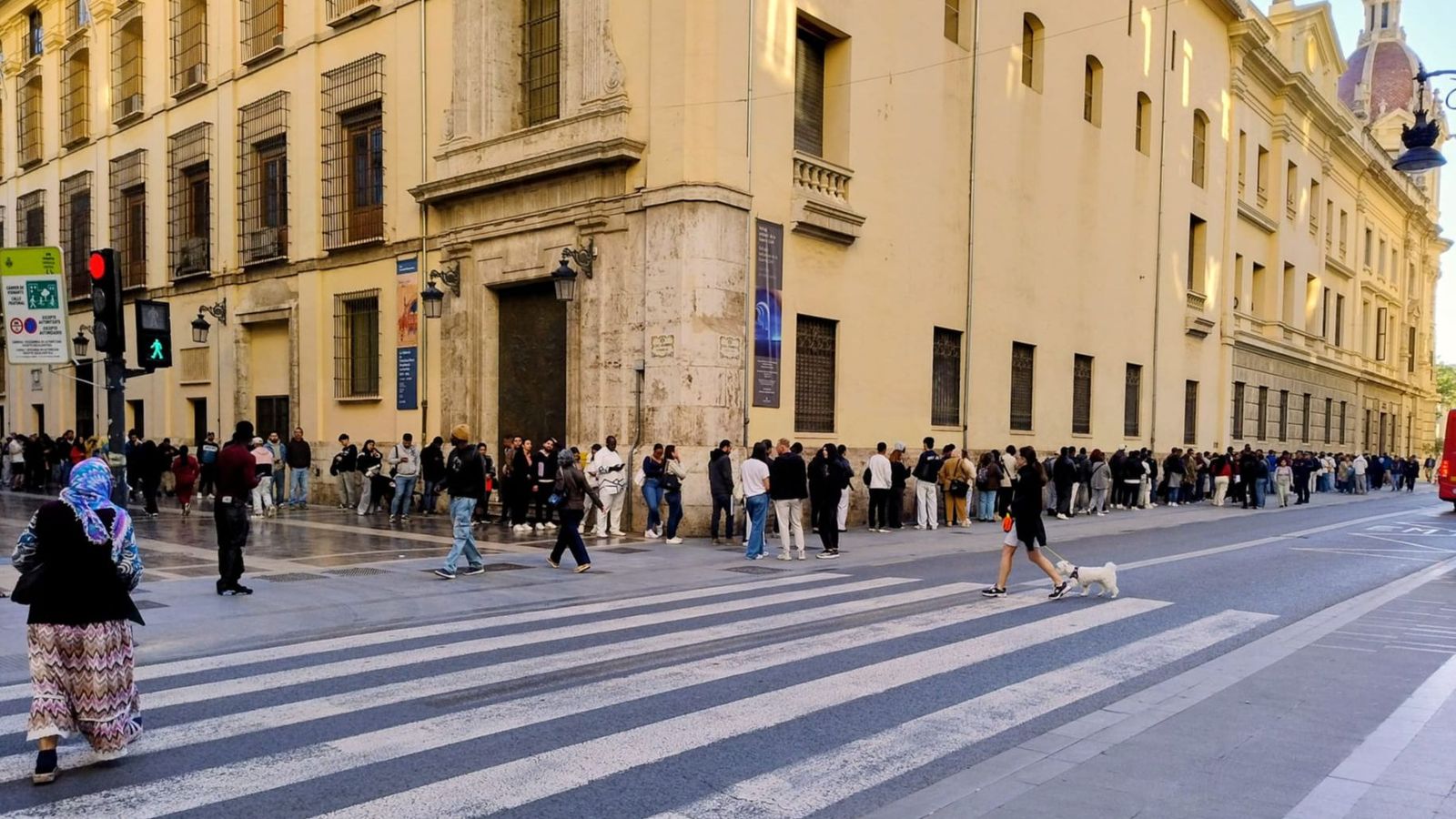 Cues a l'oficina del padró de València per a sol·licitar documentació
