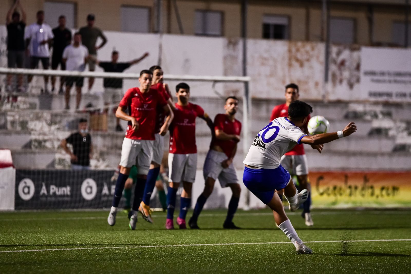 El programa Des de la banda de la ràdio d’À Punt també inclourà les retransmissions dels tres partits.