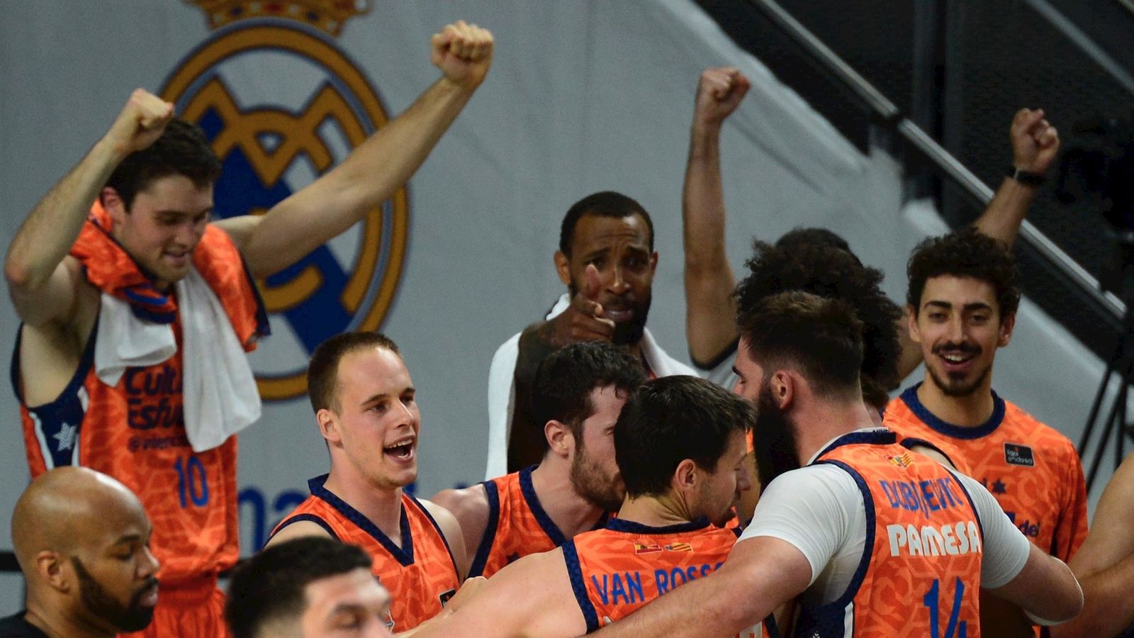 Els jugadors taronja celebren el triomf