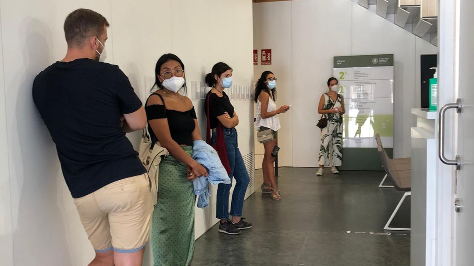 Imatge d'arxiu de l'estudiantat mentre esperava per a fer-se les proves PCR