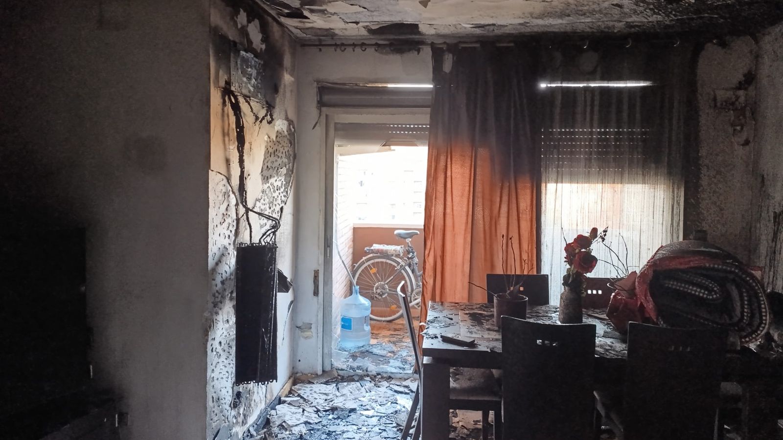Estat en què ha quedat el saló incendiat