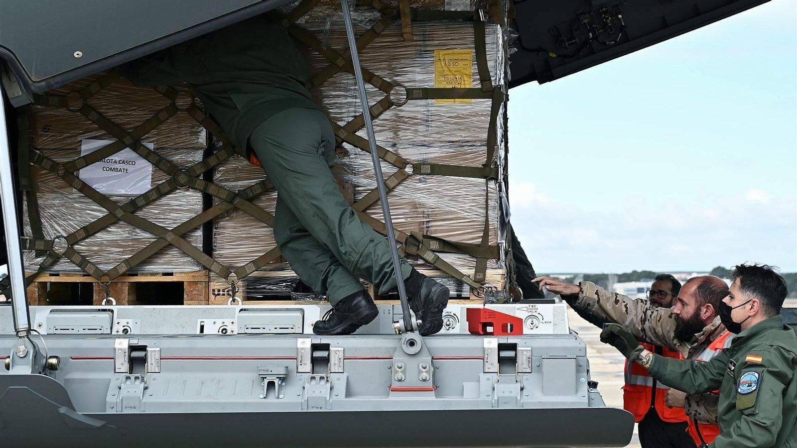Càrrega del material a la base de Torrejón de Ardoz, a Madrid Càrrega del material en la base de Torrejón de Ardoz a Madrid
