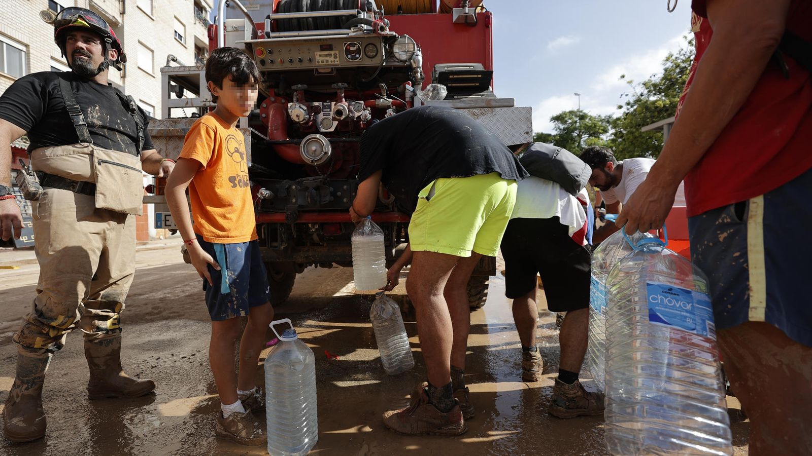 Veïns de Paiporta arrepleguen aigua potable d'un camió de l'UME, este dijous