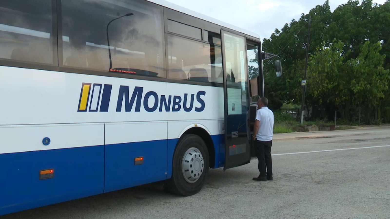 Un dels autobusos de Monbus, la contracta que està en el centre la polèmica