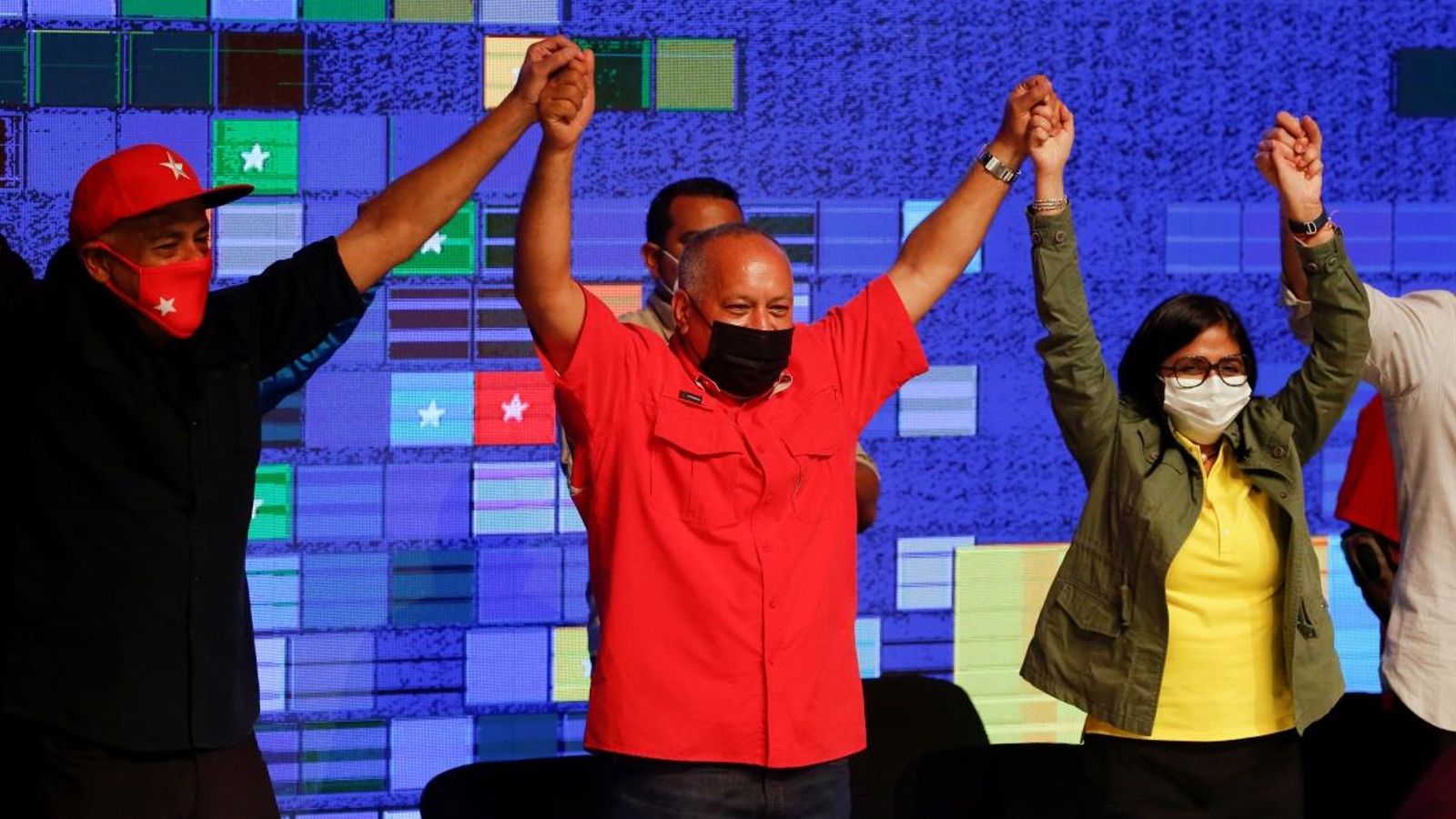 El candidat parlamentari Jorge Rodriguez, el president de l'Assemblea Constituent Diosdado Cabello i la vicepresidenta Delcy Rodriguez celebren els resultats
