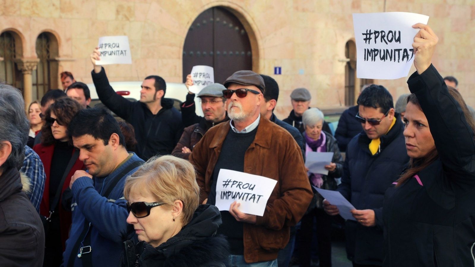 Els manifestants han penjat cartells a l'Arquebisbat en els quals es podia llegir "Prou impunitat"