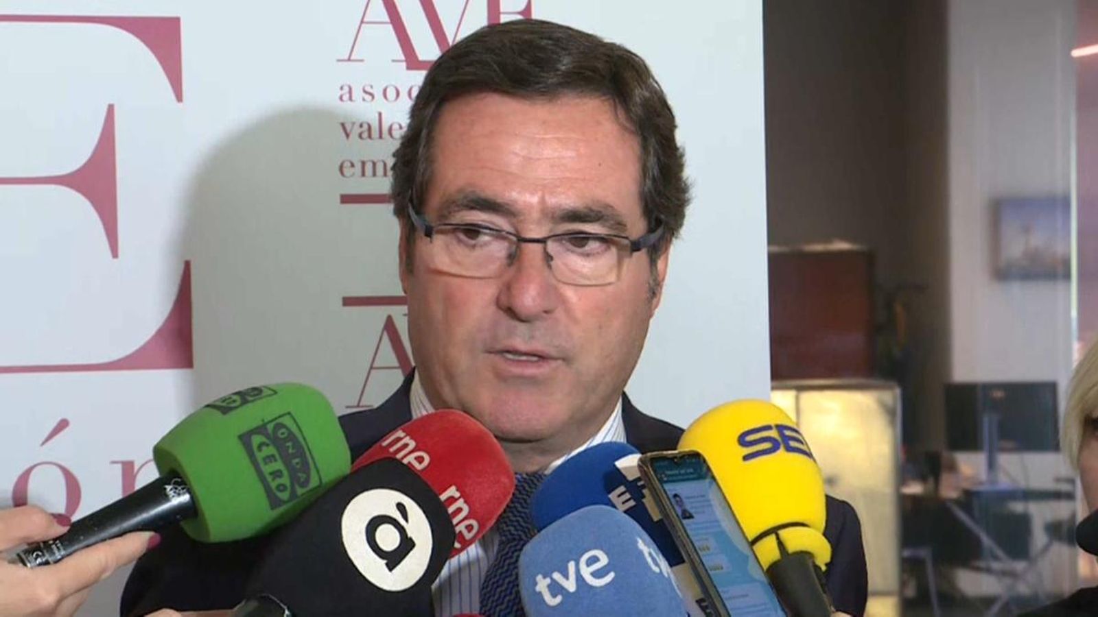 El president de la CEOE, Antonio Garamendi, s'ha reunit a València amb l'Associació Valenciana d'Empresaris (AVE)