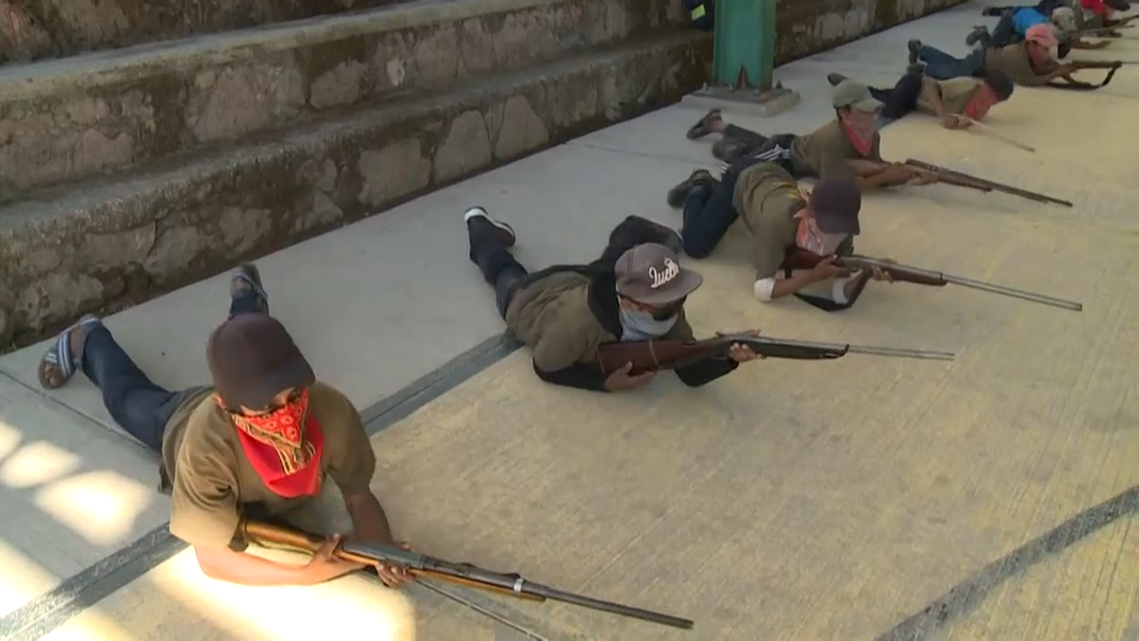 VÍDEO | Una comunitat de Mèxic dona formació militar als fills