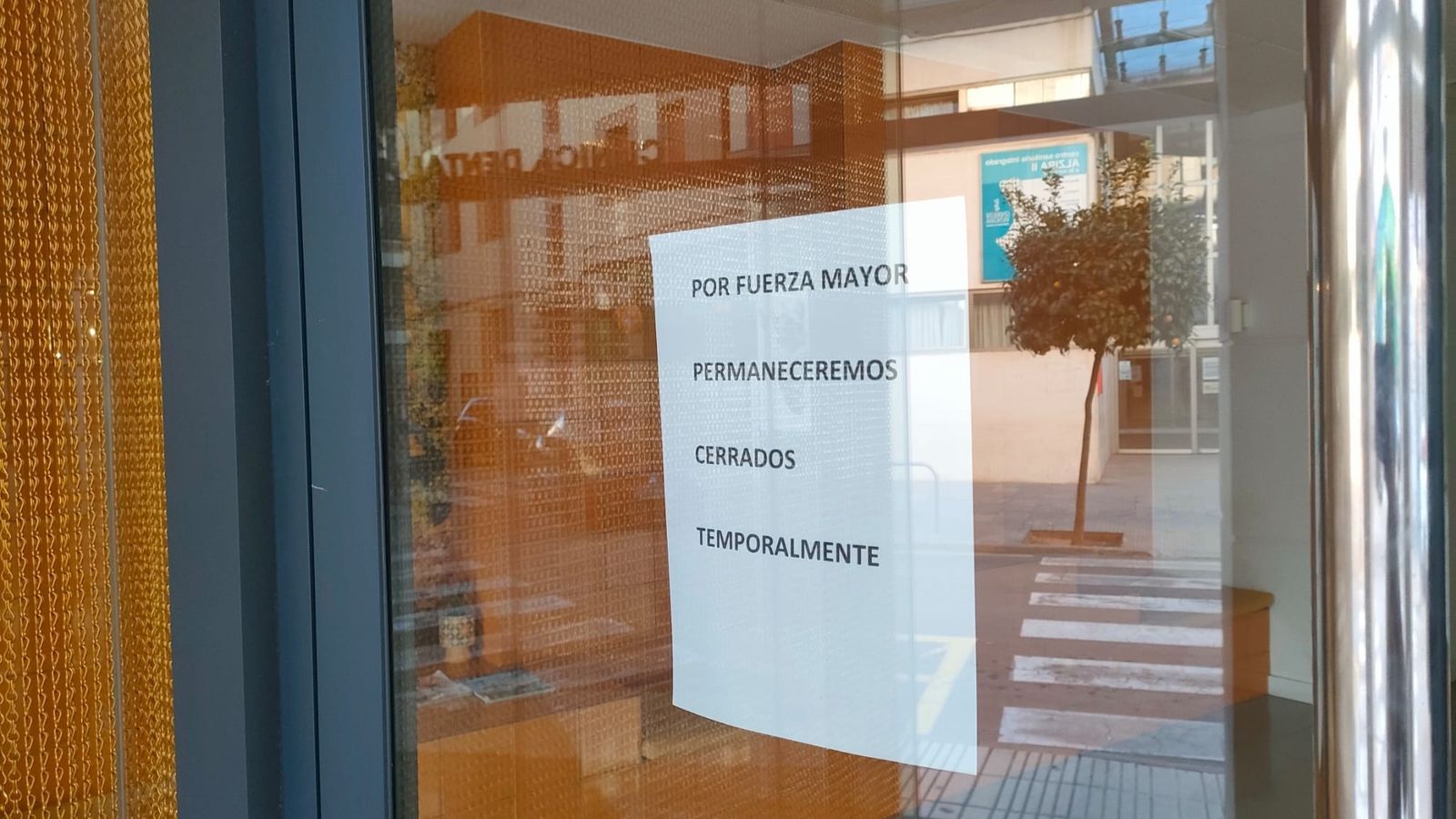 Cartell en la clínica d'Alzira on va falta una xiqueta després de ser anestesiada