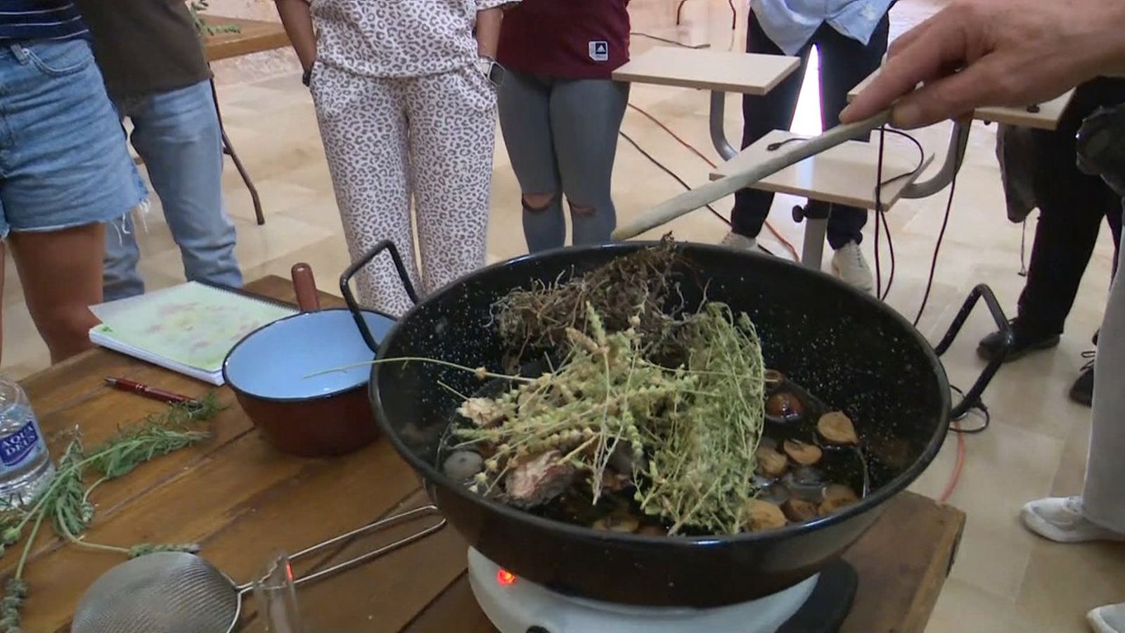 Un dels ungüents medicinals preparats al taller este dissabte