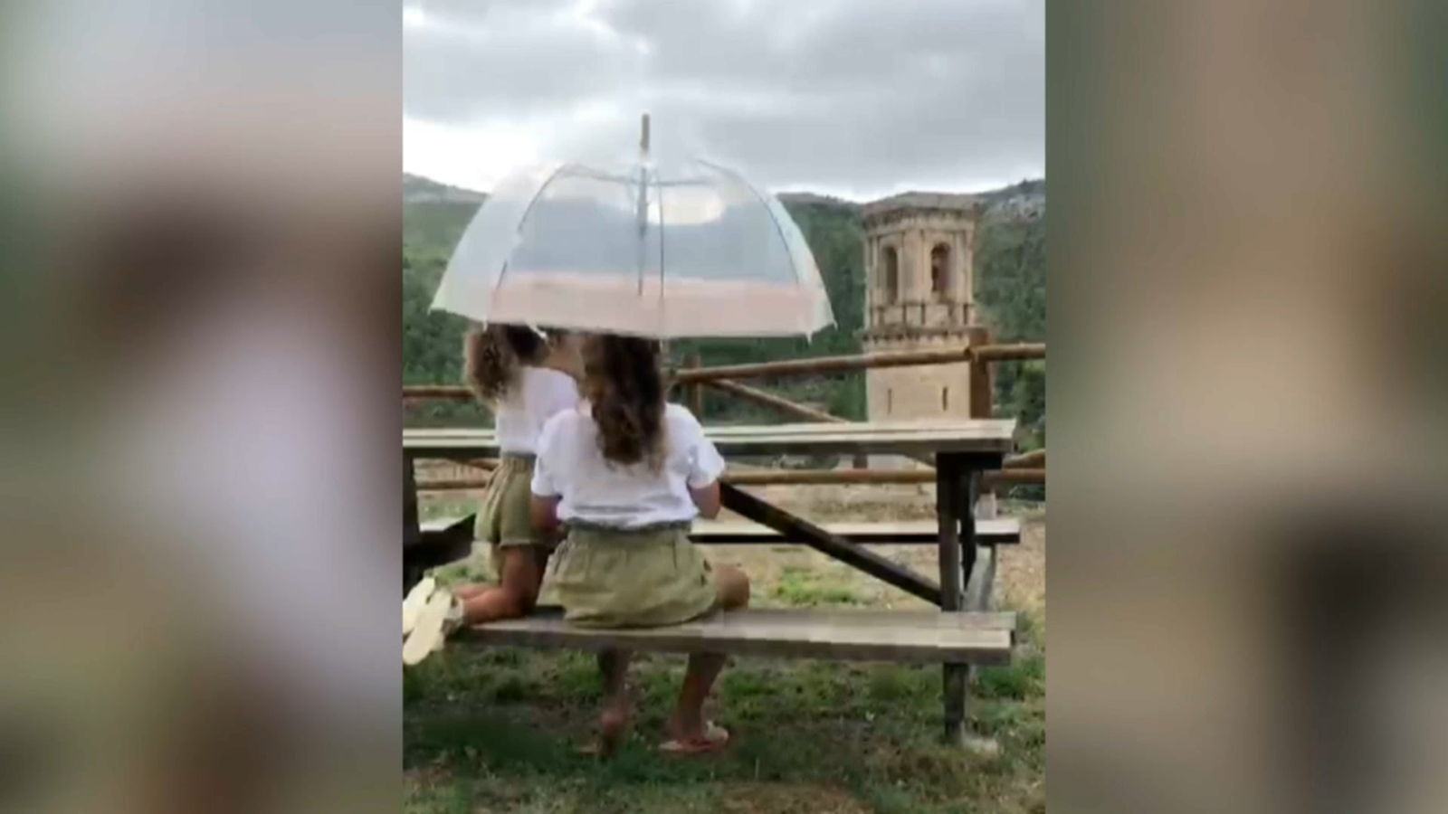 Dues xiquetes, Carme i Chloe, a Andilla, veuen com cau un llam al campanar