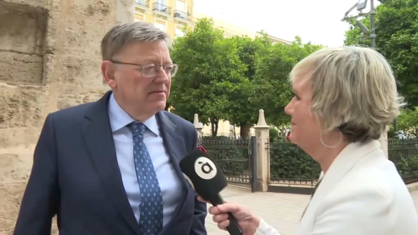 El president Ximo Puig, atén À Punt a les portes del palau de la Generalitat