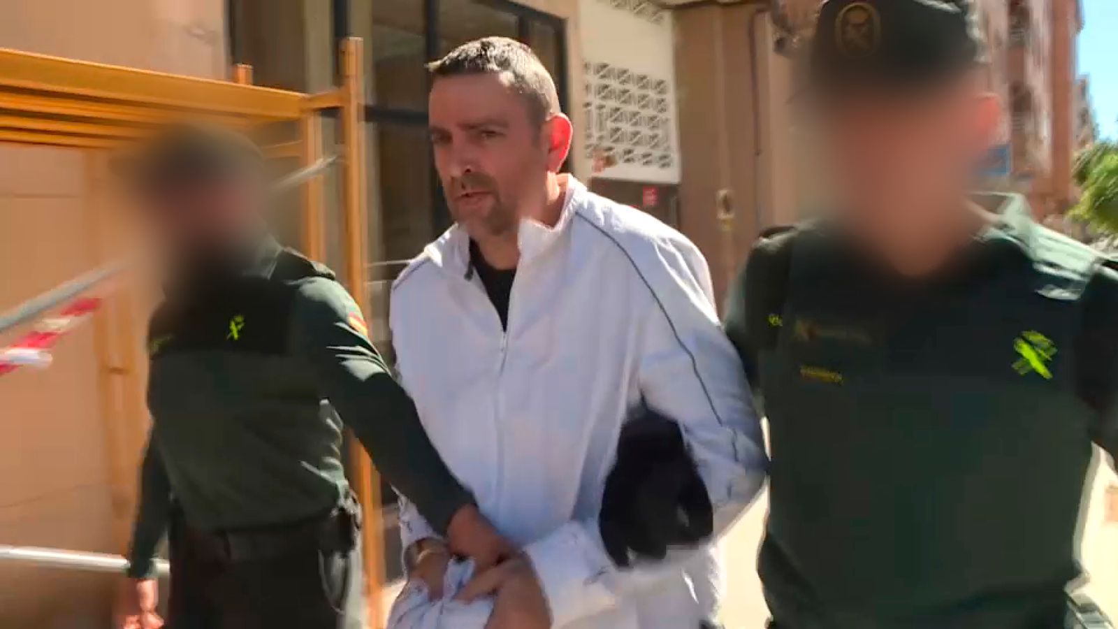 Un dels dos detinguts arran del crim de Rafelcofer, un amic del veí de la dona assassinada, entra al jutjat de Gandia per a prestar declaració