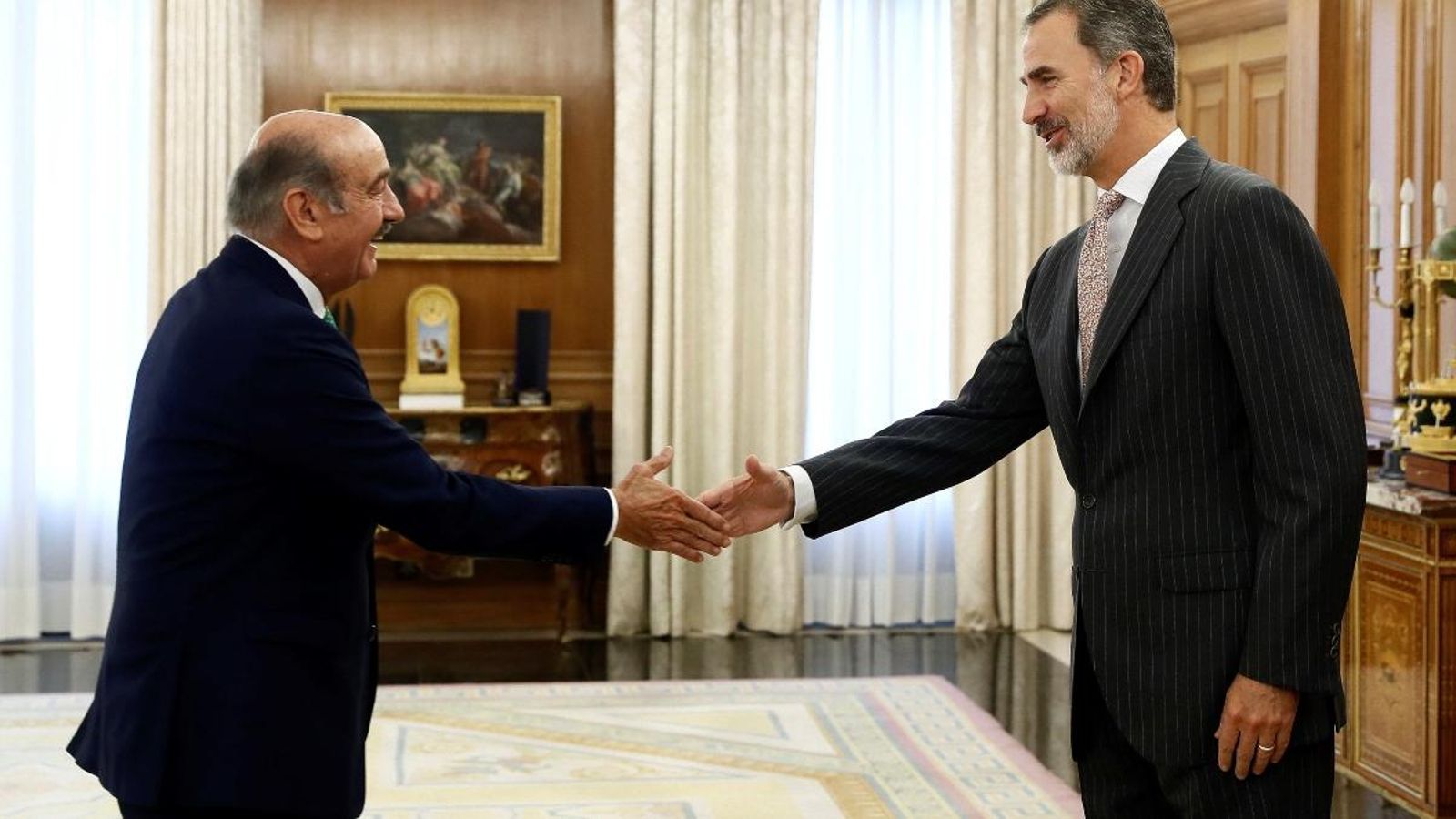 El rei Felip VI saluda al diputat del PRC, José María Mazón, amb el qual inicia una ronda de consultes El rei Felip VI saluda al diputat del PRC, José María Mazón, amb el qual inicia una ronda de consultes