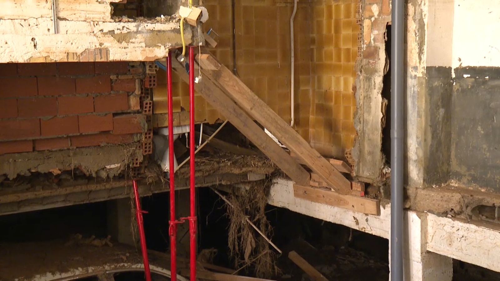 La planta baixa i un primer soterrani estan visiblement afectats amb puntals que asseguren escales i forjats