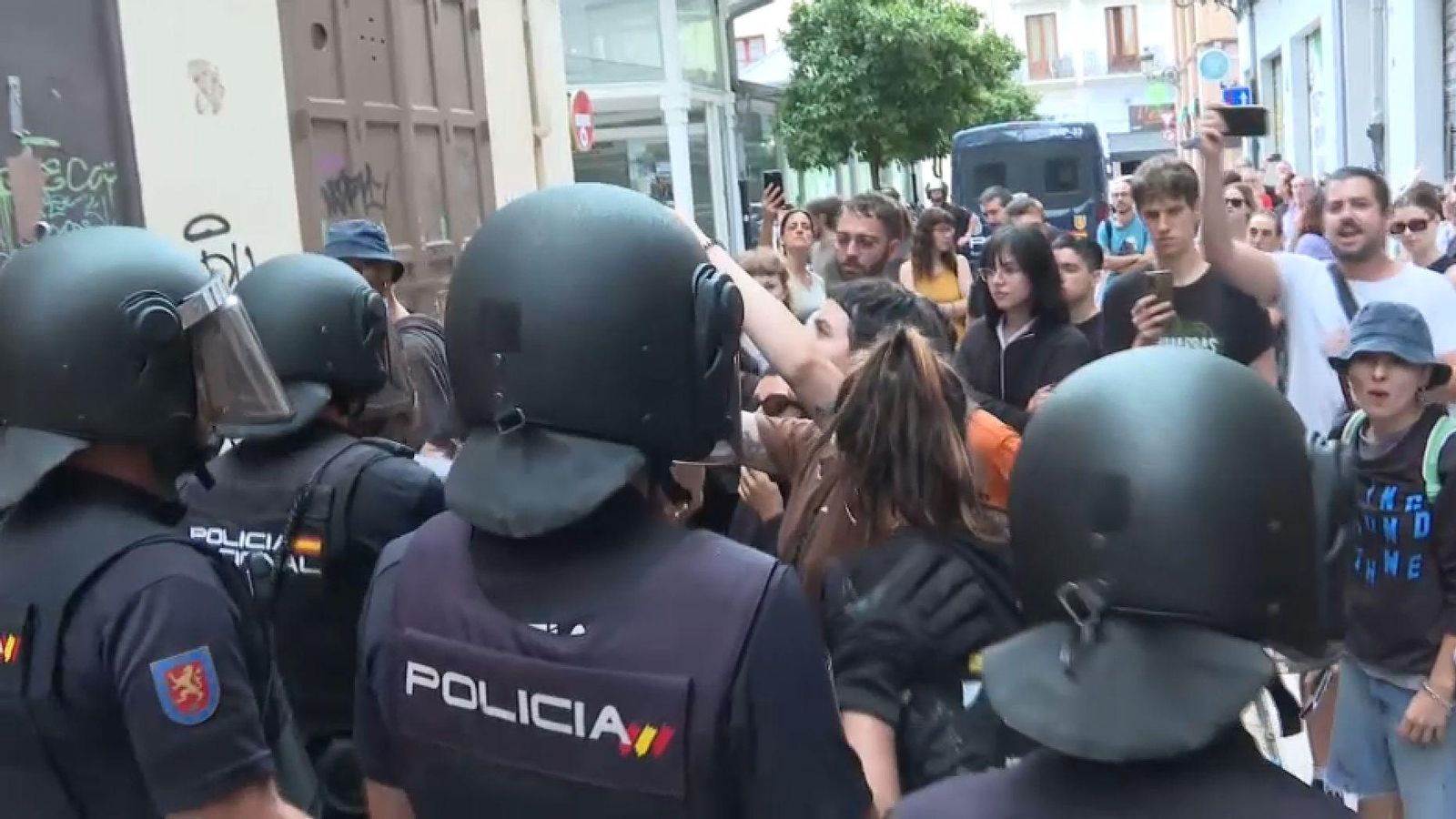 Agents de policia i grups en defensa pels afectats pels fons voltor que s'han concentrat al carrer Soguers de València