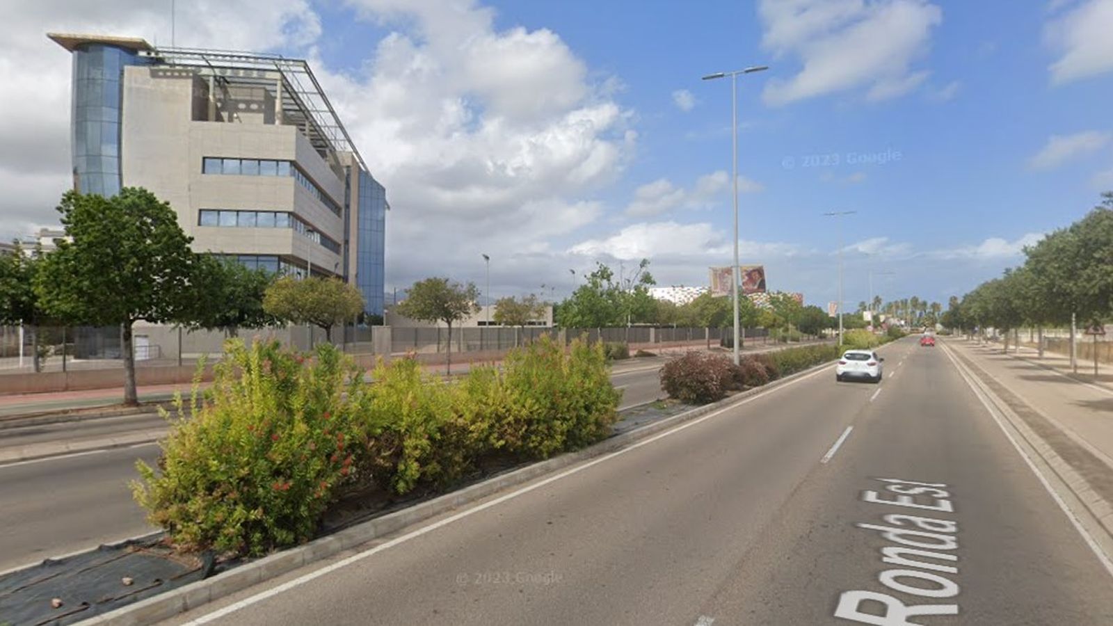 Ronda Est amb la comissaría a l'esquerra