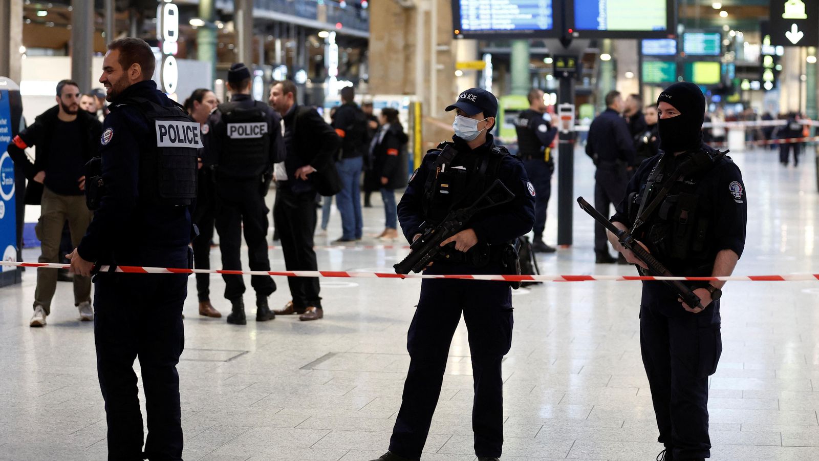 La policia francesa assegura l'àrea després que un home amb un ganivet ferira a diverses persones en l'estació de tren Gare du Nord a París, França