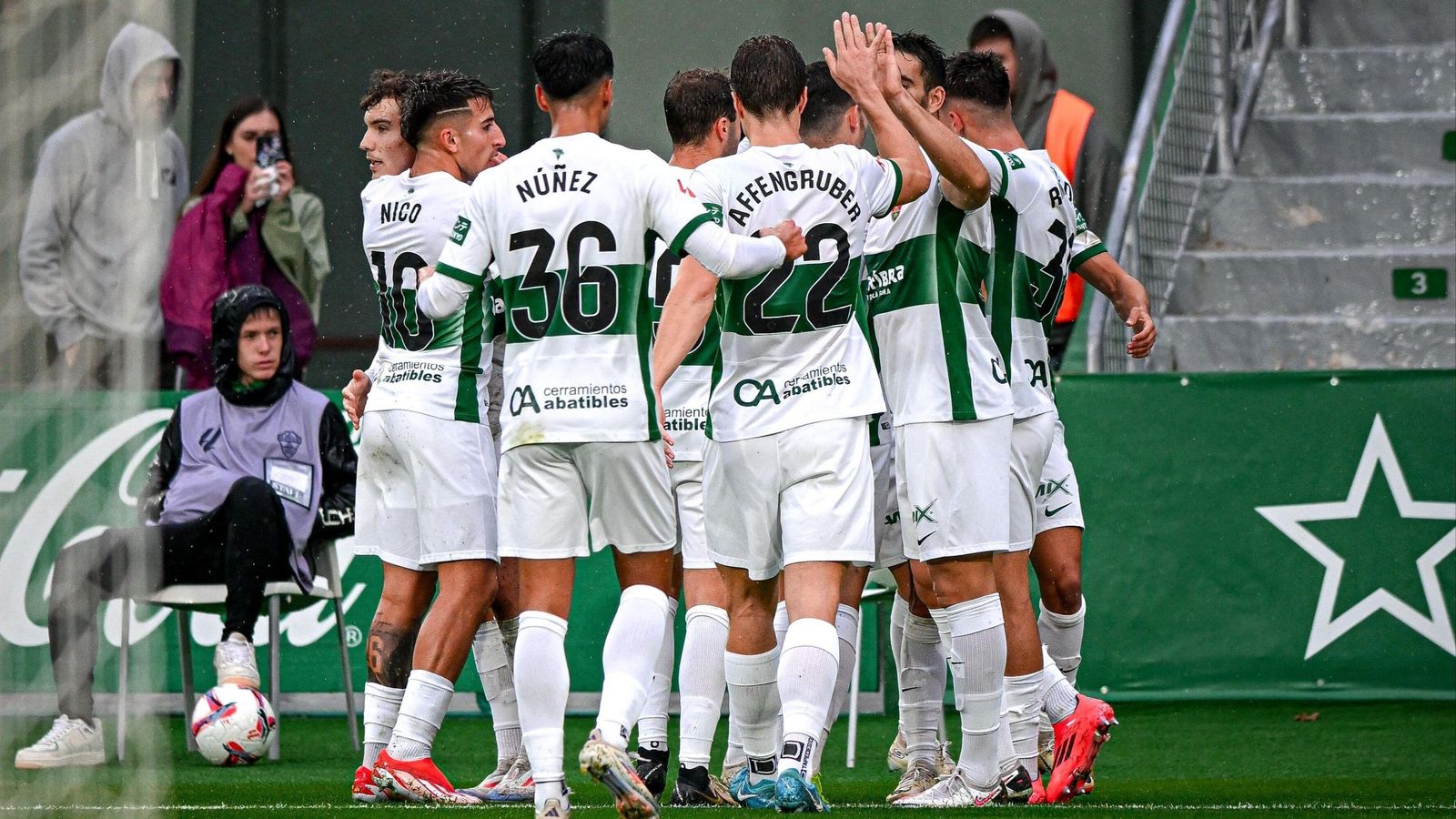 Els jugadors de l'Elx celebren el gol