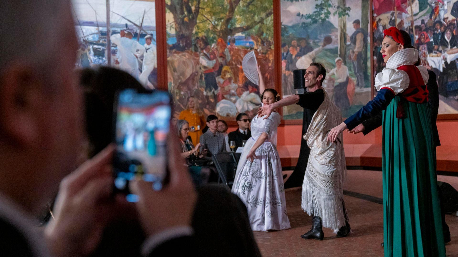 Els integrants del Ballet Nacional d'Espanya van interpretar diverses peces davant dels quadres de grans dimensions de la Hispanic Society