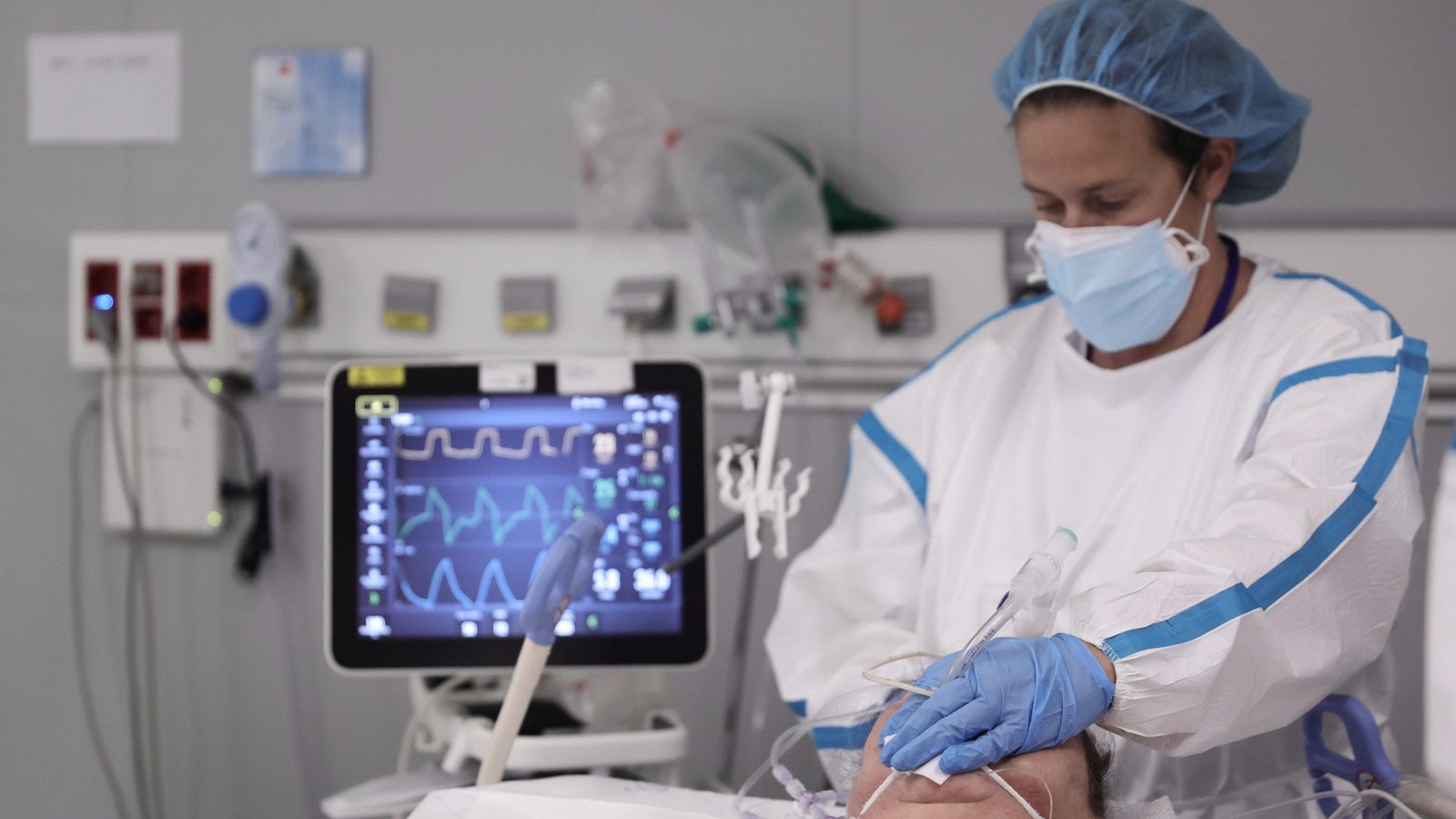 Una infermera atén una pacient en l'UCI de l'Hospital Infermera Isabel Zendal
