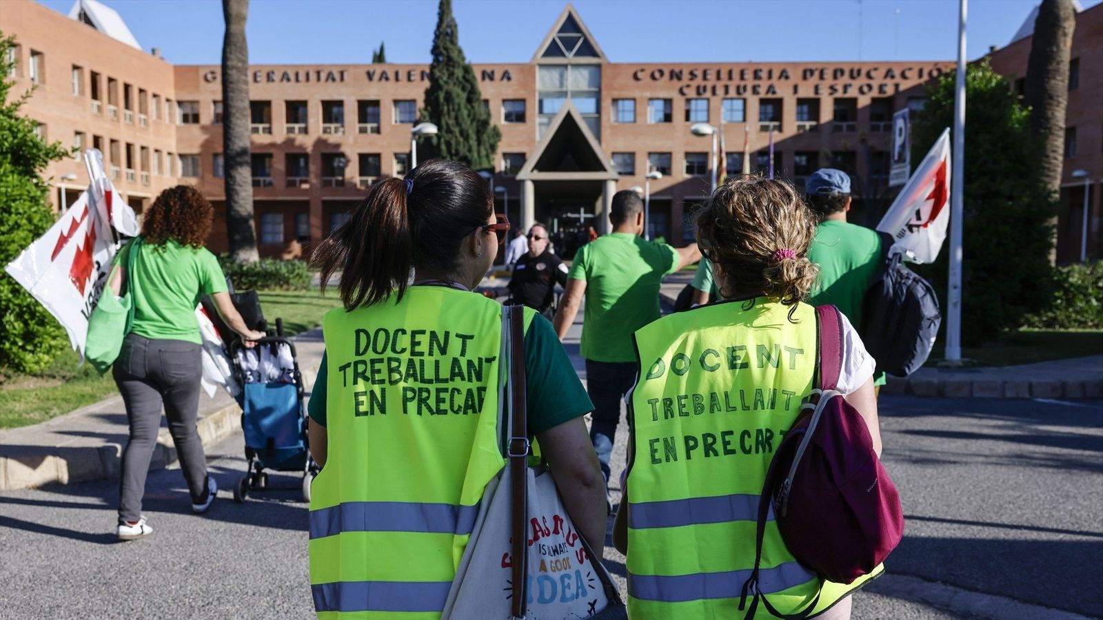 Protesta davant de la porta de la Conselleria d'Educació
