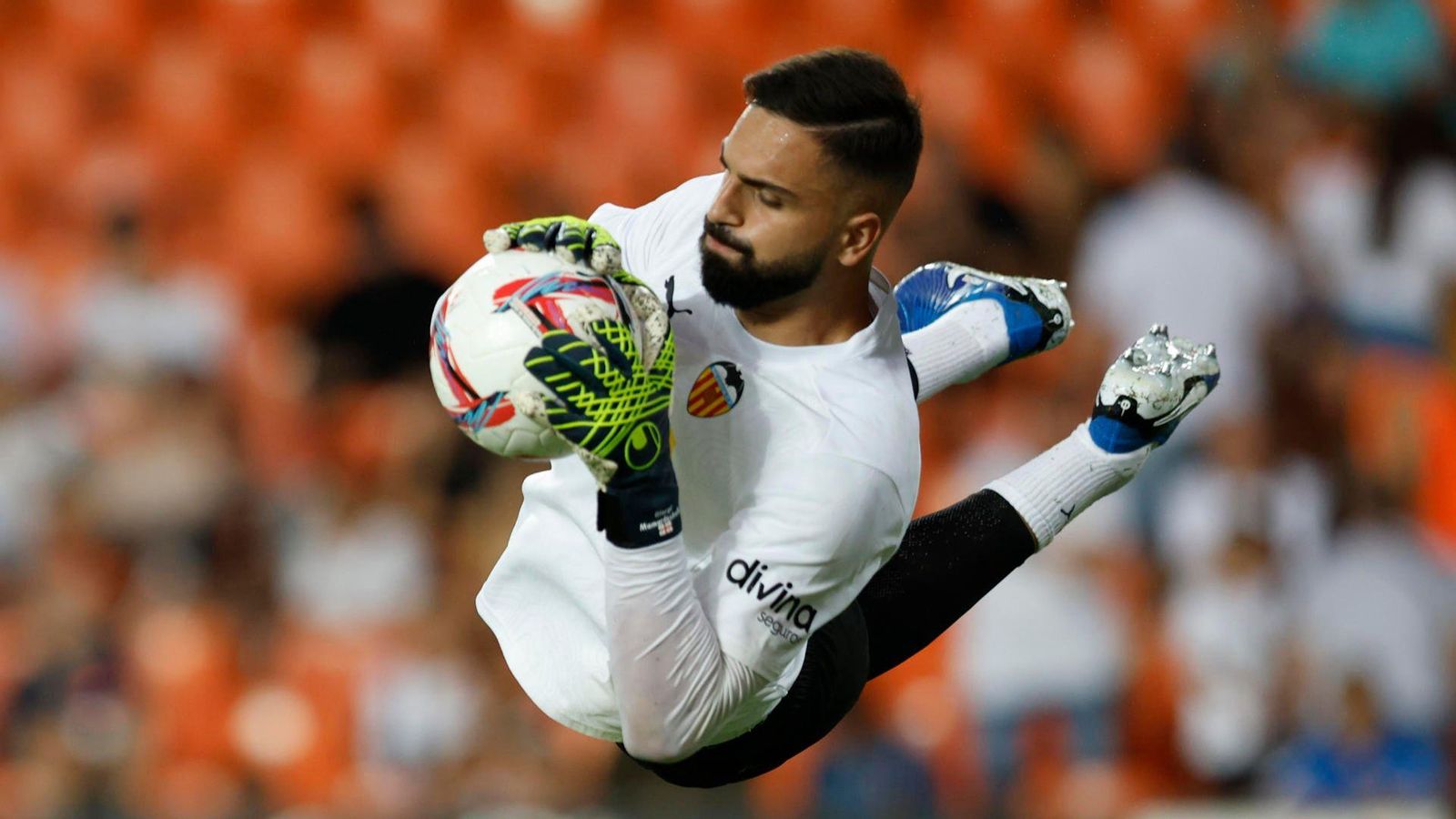 Mamardashvili, durant el calfament del partit contra el Barcelona