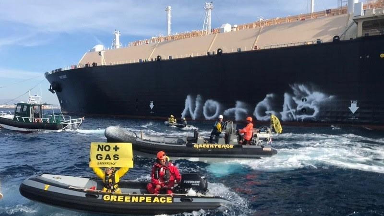 Acció de Greenpeace en un vaixell amb gas liquat en el Port de Sagunt