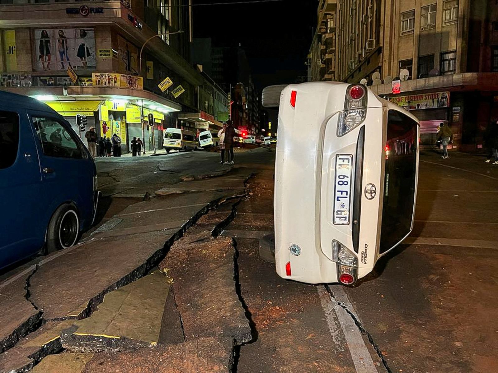 Cotxes bolcats i amb danys com a conseqüència de la deflagració