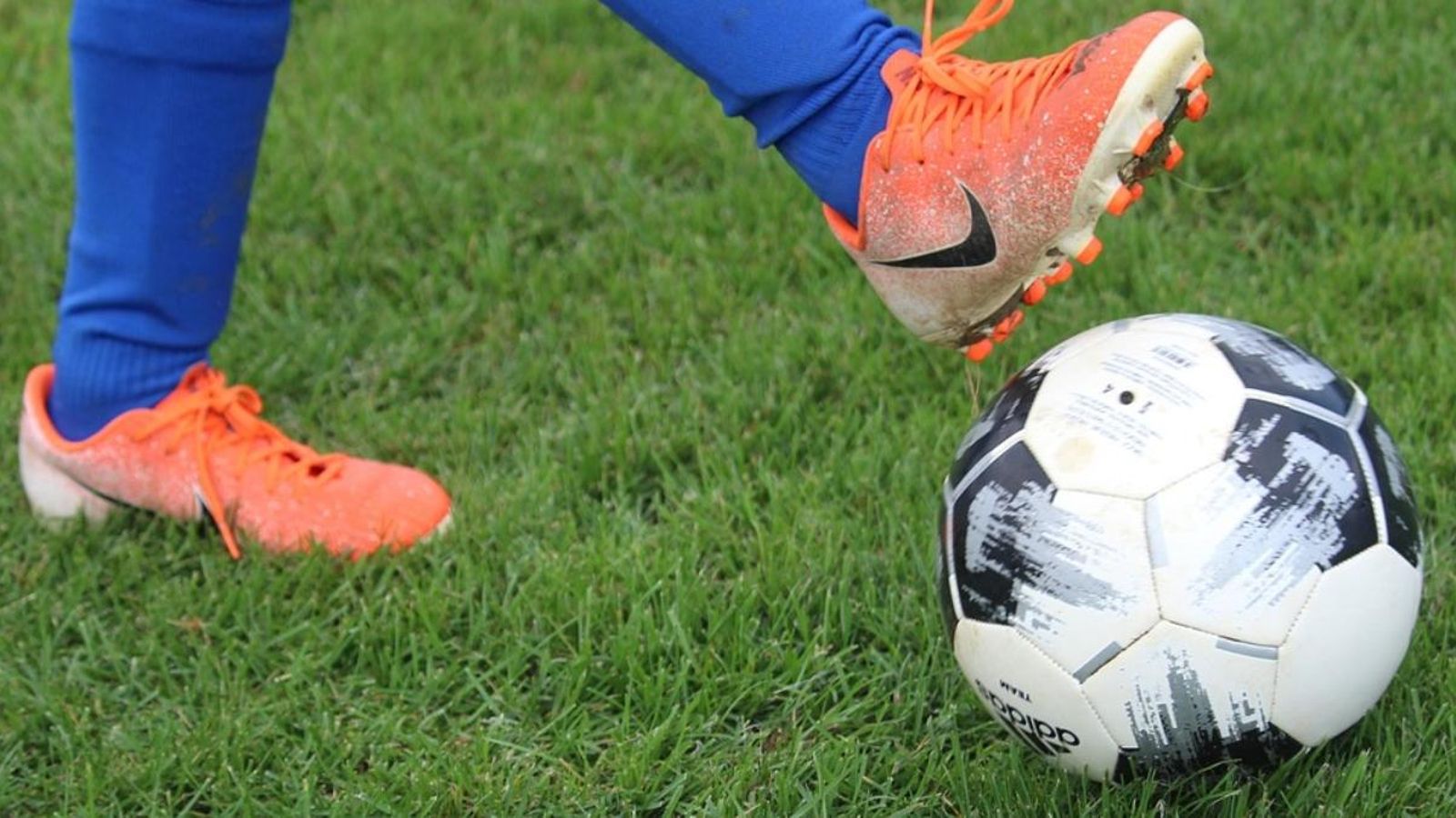 Un entrenador de futbol s\'enfronta a quatre anys de presó per tocaments a un menor