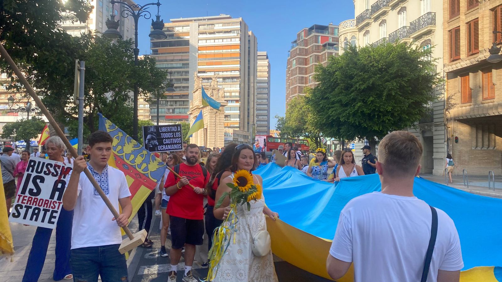 Una marxa d'ucraïnesos residents a València recorre el centre de la ciutat per a commemorar el 33é aniversari de la indepèndència del país