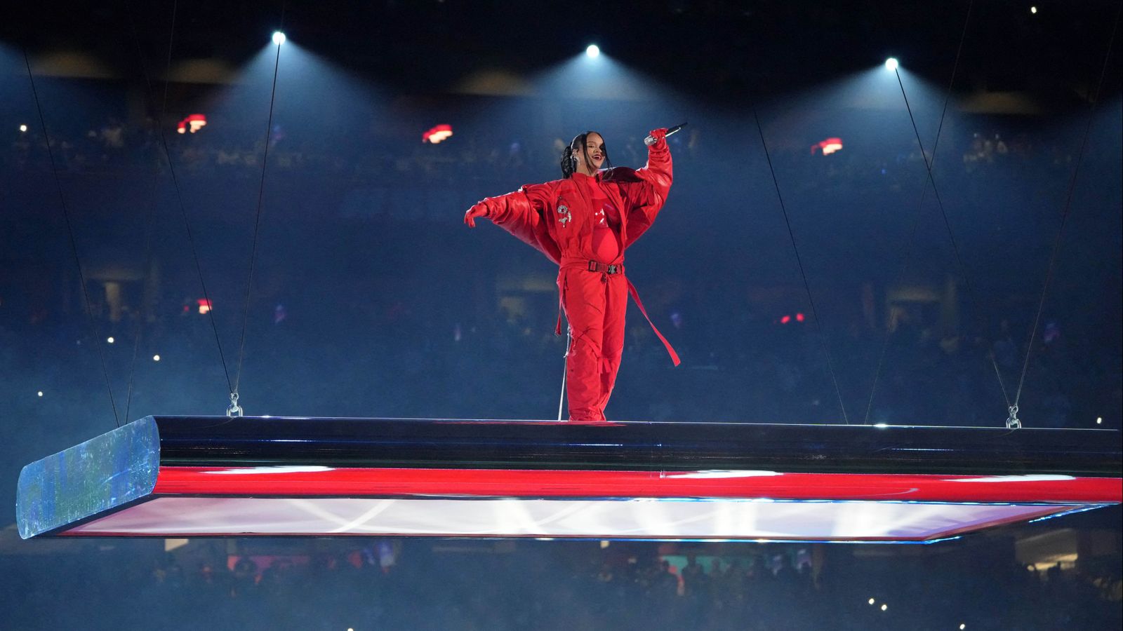 Rihanna, en el concert de la Super Bowl d'aquest diumenge, sobre la plataforma que la va elevar enmig de l'estadi