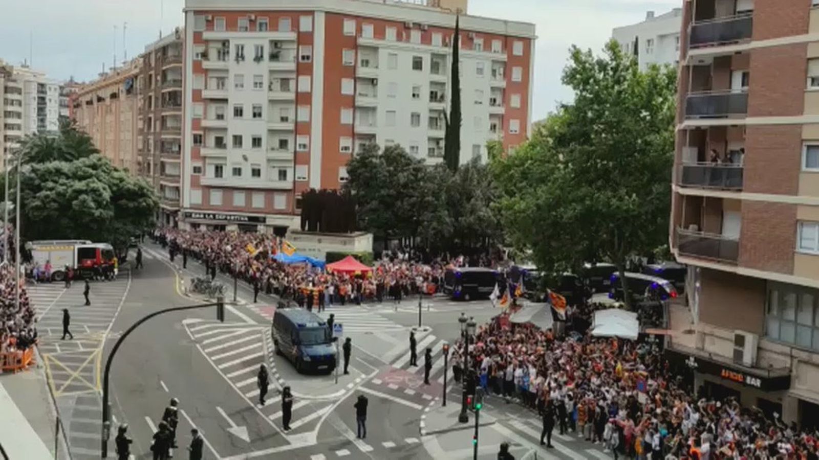 L'arribada dels equips un dia de partit a Mestalla