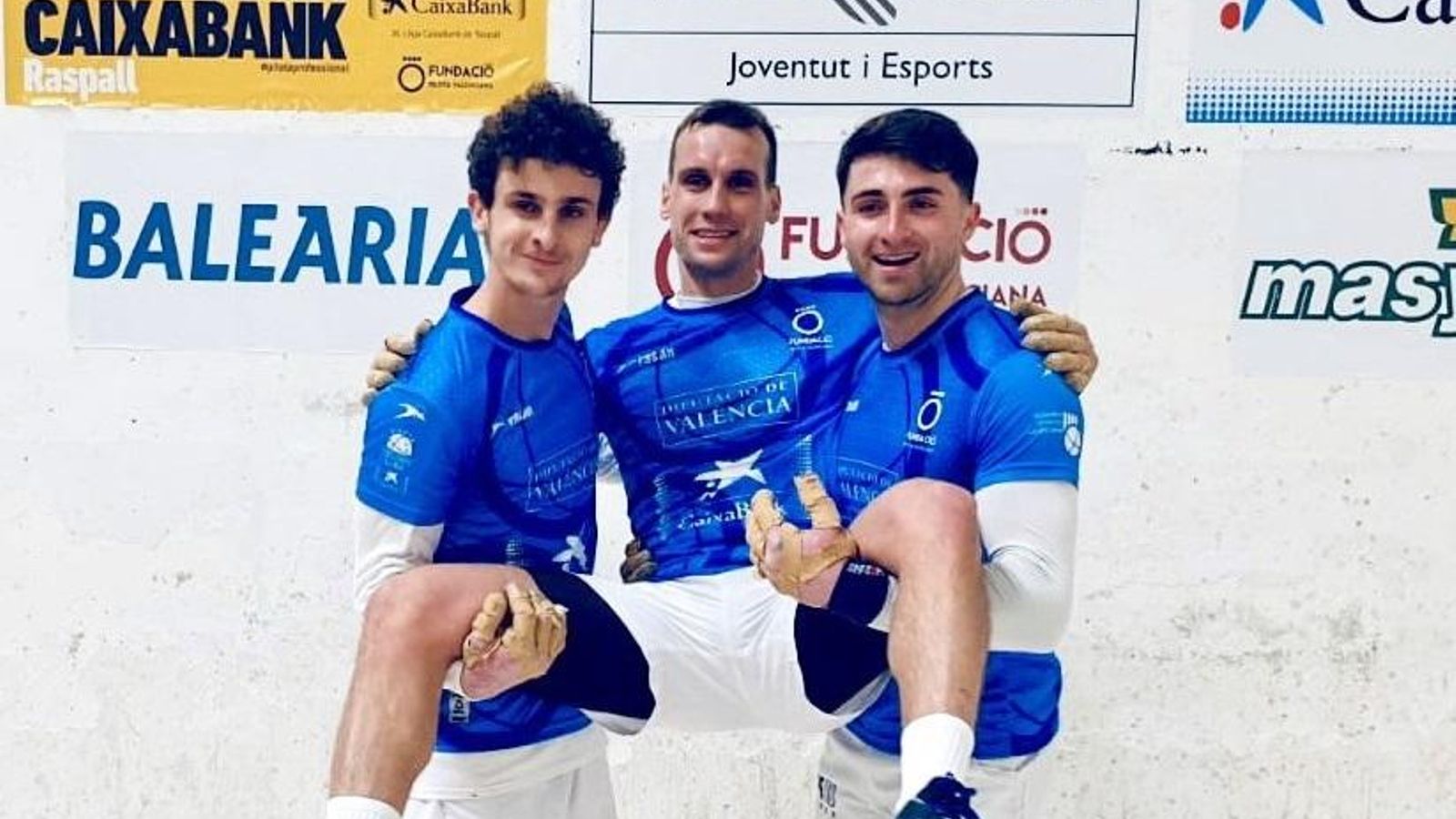 , després de la victòria al trinquet d'Oliva