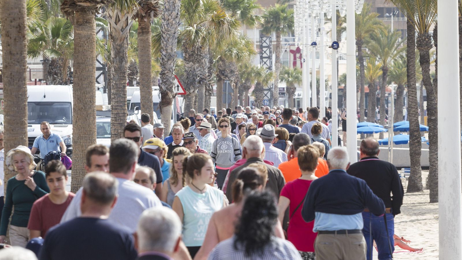 Turistes en el passeig marítim de Benidorm
