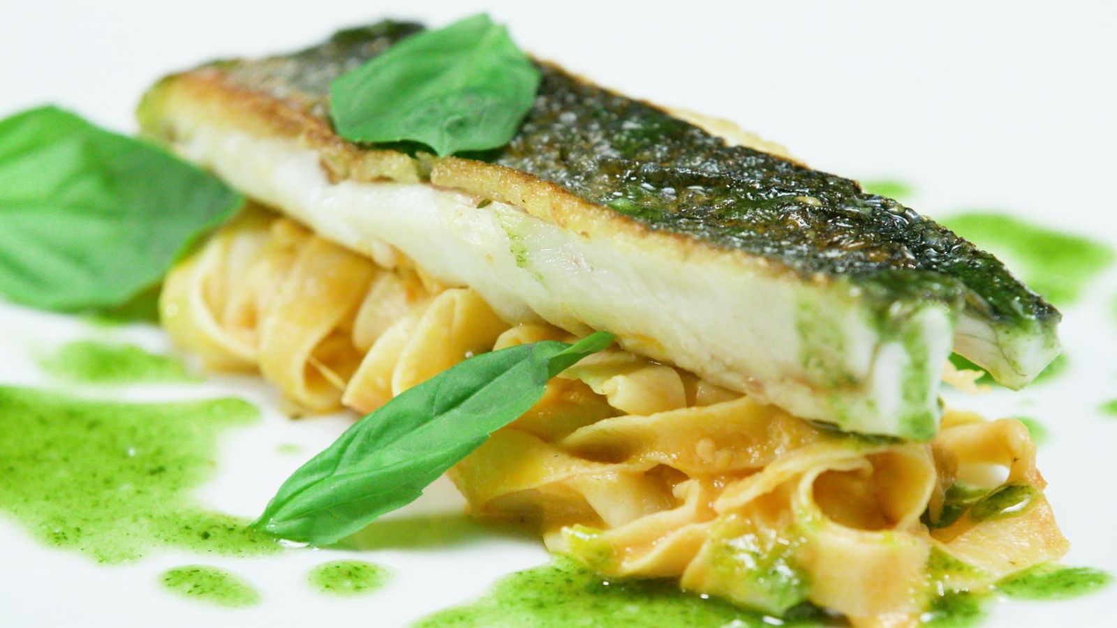 Llobarro amb pasta fresca al pesto