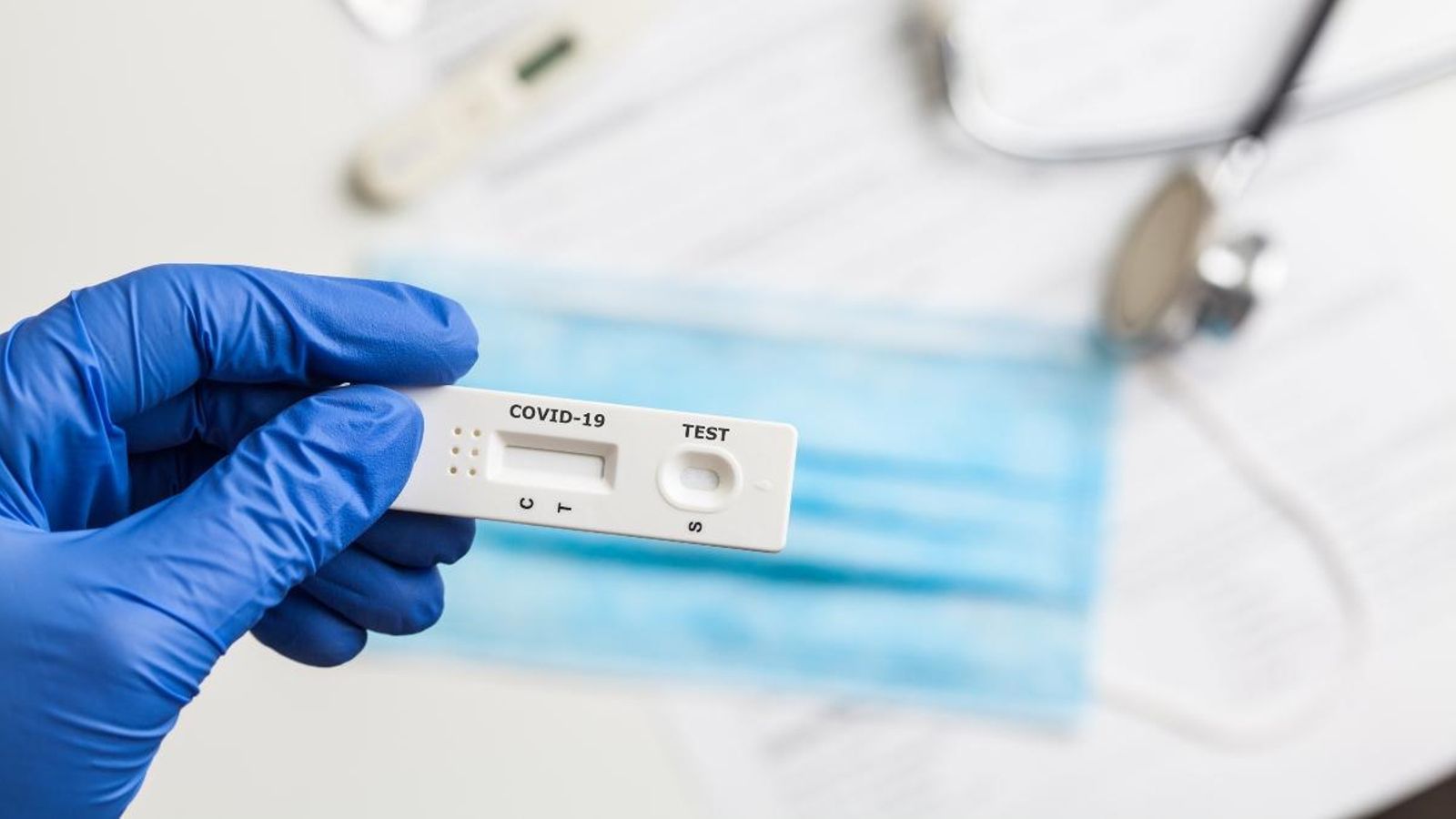 Un test d'antígens, que detecta la infecció de coronavirus i ofereix els resultats en poc de temps