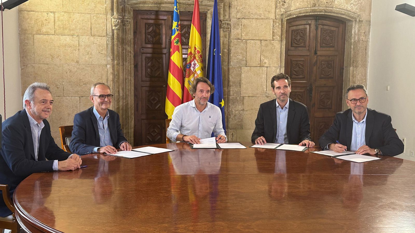 D’esquerra a dreta: José Mº Vidal, president del Consell de l’Audiovisual, Francisco Aura, director general d’À Punt, José Manuel Cuenca, secretari autonòmic del Gabinet del President i Comunicació, Vicente Ordaz, president de CACVSA i Àlvaro López-Jamar, director general de l’IVC