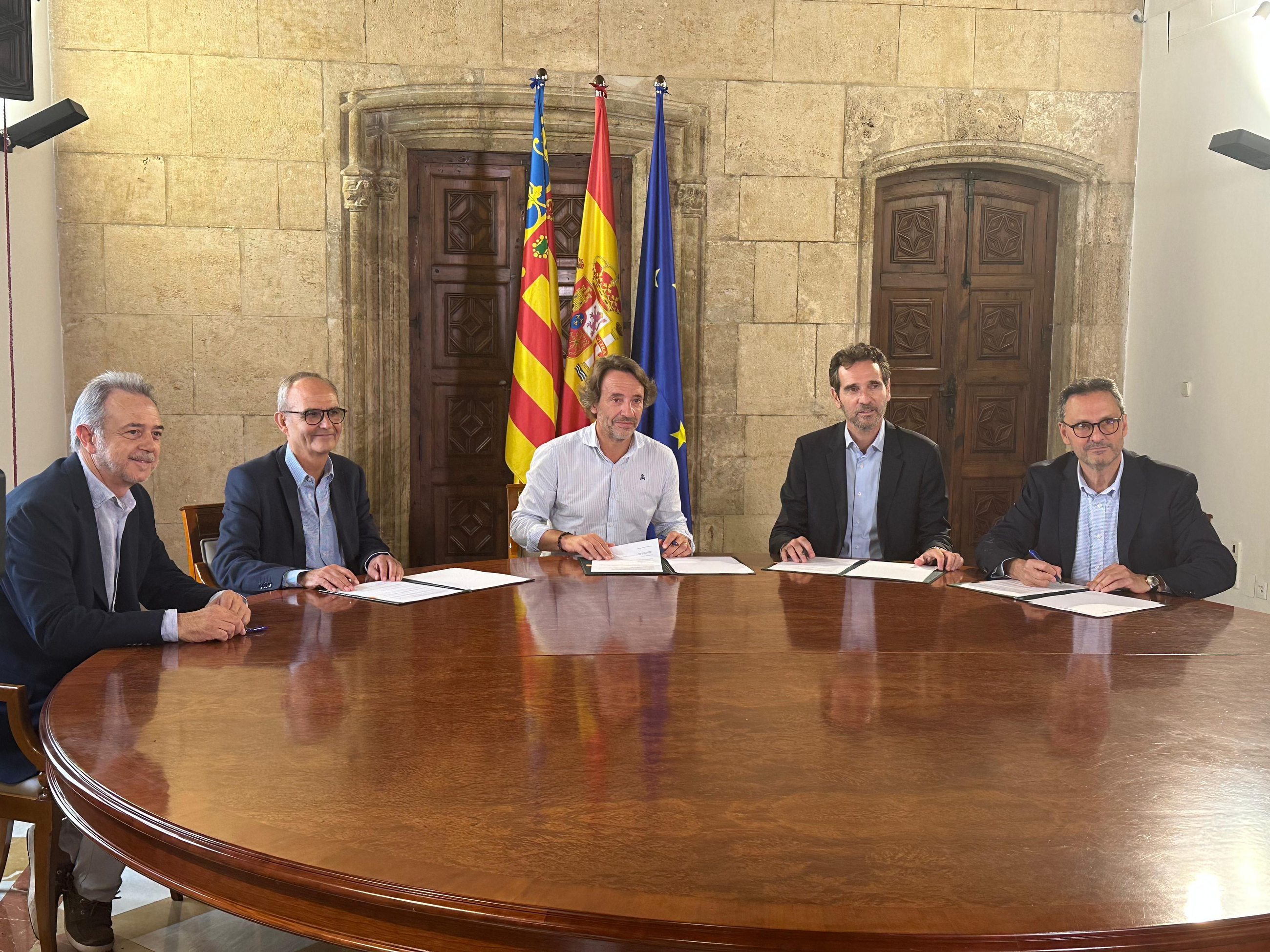 D’esquerra a dreta: José Mº Vidal, president del Consell de l’Audiovisual, Francisco Aura, director general d’À Punt, José Manuel Cuenca, secretari autonòmic del Gabinet del President i Comunicació, Vicente Ordaz, president de CACVSA i Àlvaro López-Jamar, director general de l’IVC D’esquerra a dreta: José Mº Vidal, president del Consell de l’Audiovisual, Francisco Aura, director general d’À Punt, José Manuel Cuenca, secretari autonòmic del Gabinet del President i Comunicació, Vicente Ordaz, president de CACVSA i Àlvaro López-Jamar, director general de l’IVC