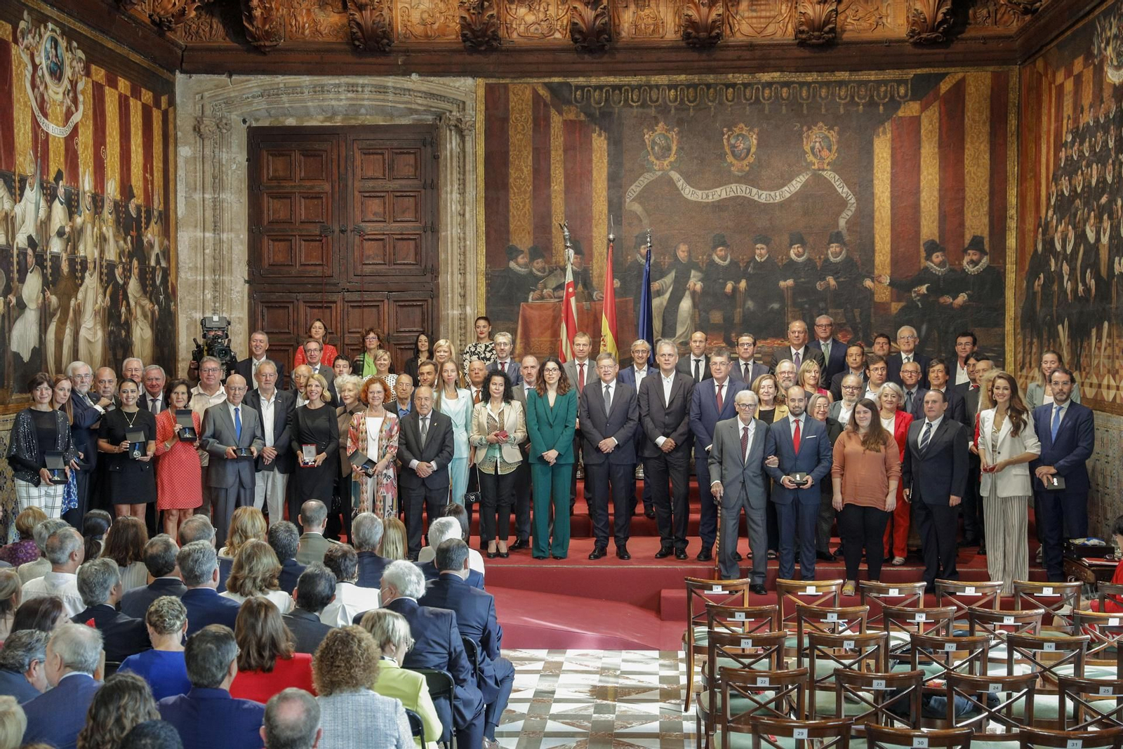 Foto de família amb totes les persones guardonades amb les Distincions de la Generalitat Valenciana
