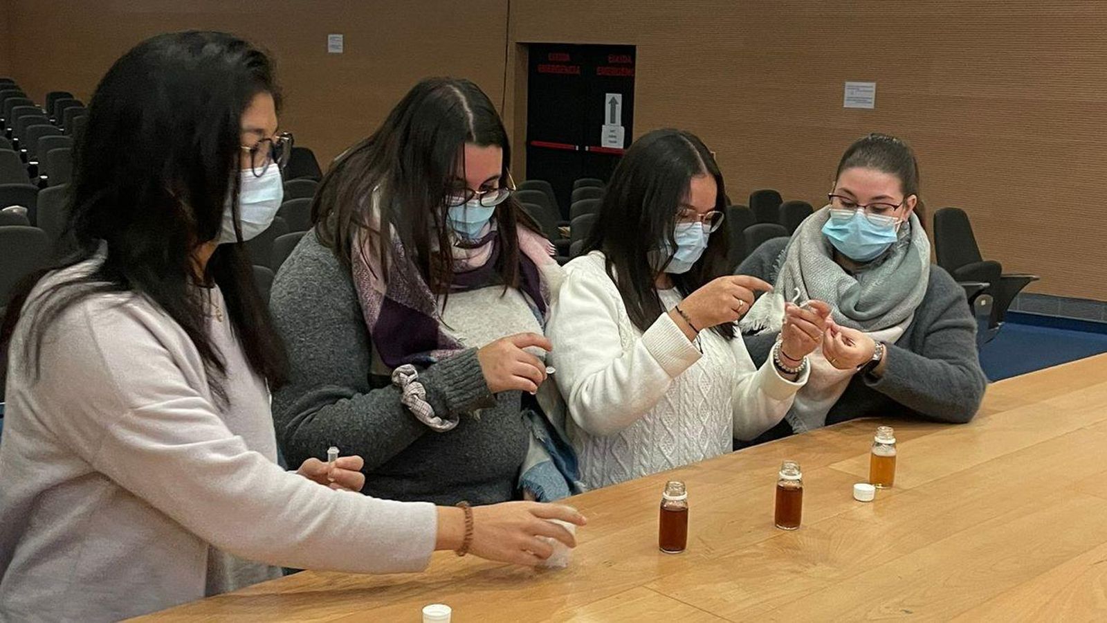 Estudiants universitàries provant el test NOSUM